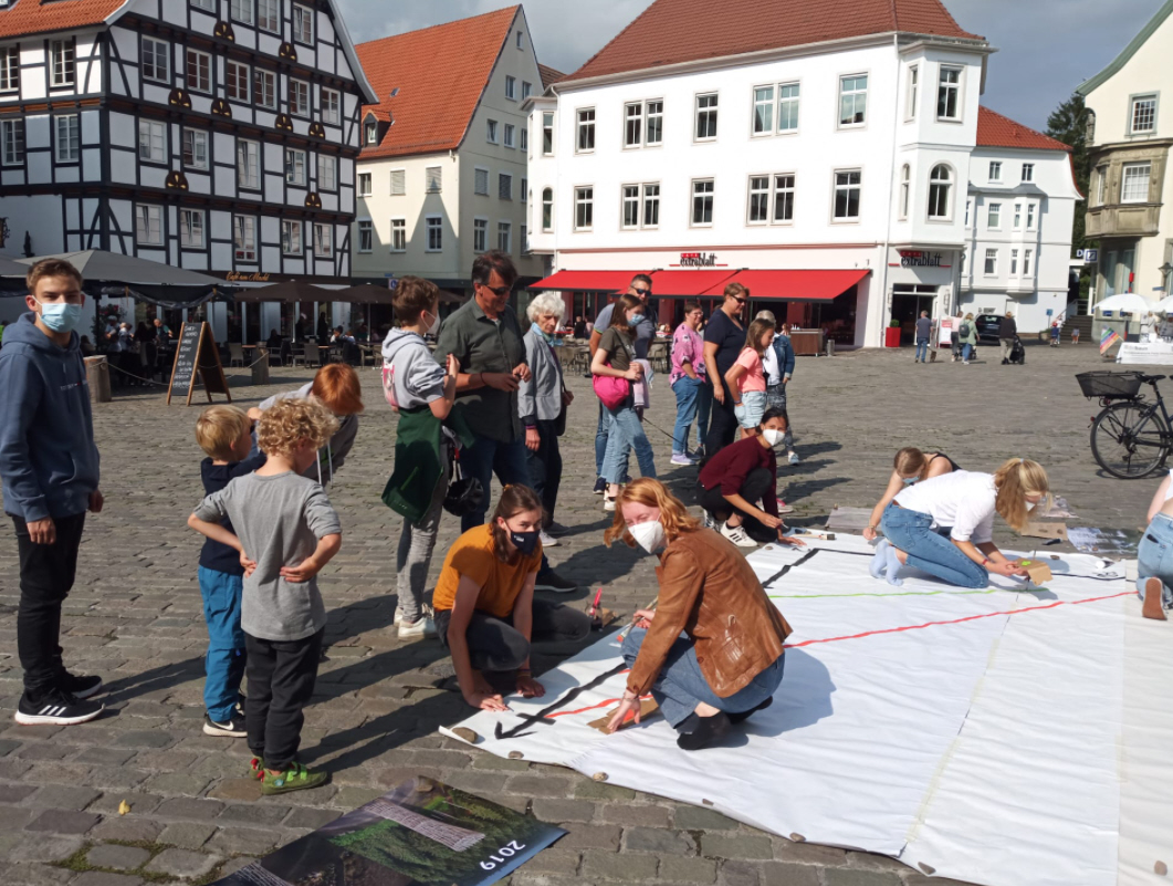 Read more about the article Große Malaktion der „Fridays for Future“ auf den Marktplatz